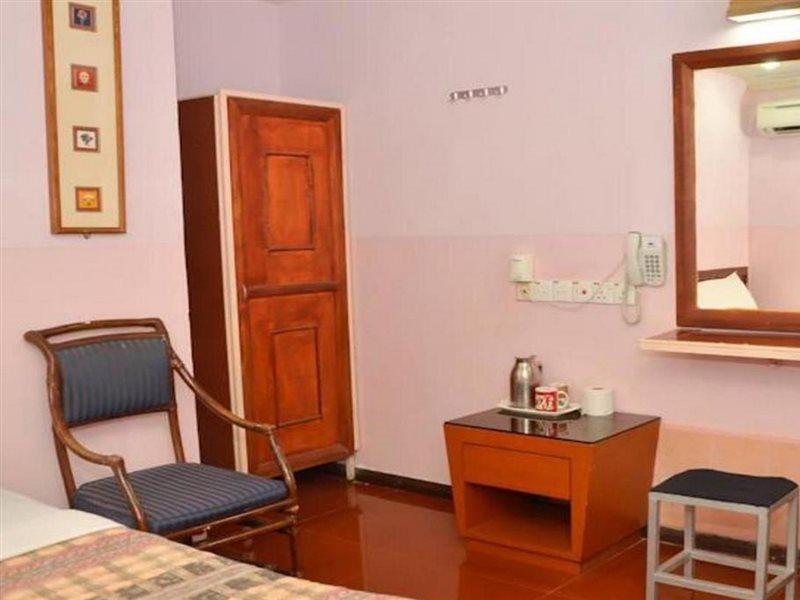 J &J Hotel Κότα Κιναμπαλού Εξωτερικό φωτογραφία